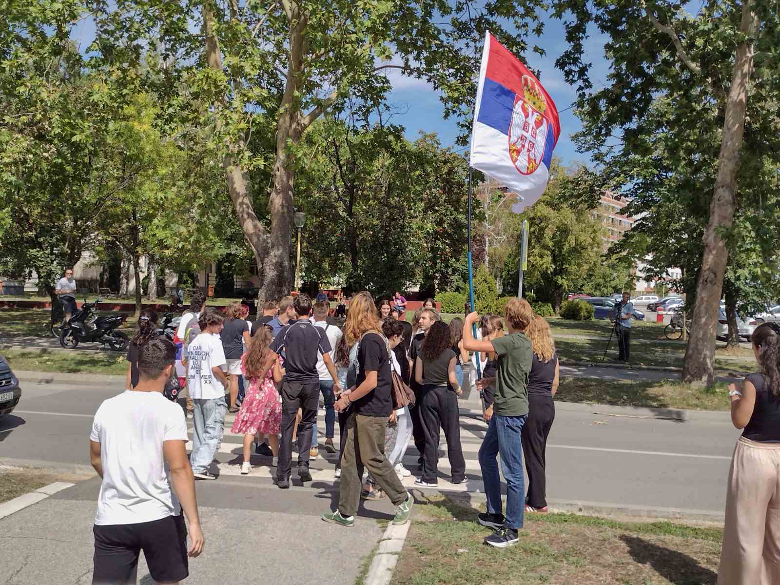 "Uvek ćemo biti tu da se borimo za svoja prava": Poručili maturanti na protestu podrške otpuštenim profesorima Druge kragujevačke gimnazije (FOTO; VIDEO) 4