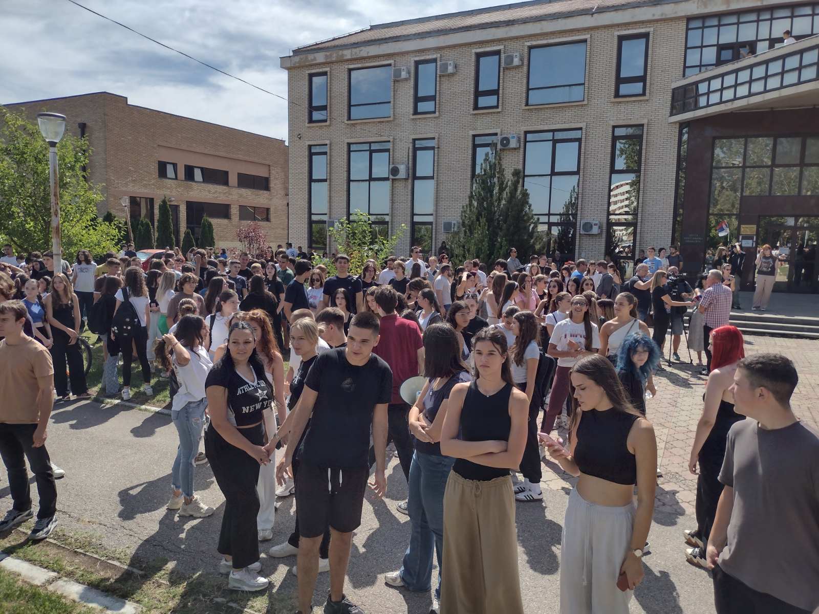 "Uvek ćemo biti tu da se borimo za svoja prava": Poručili maturanti na protestu podrške otpuštenim profesorima Druge kragujevačke gimnazije (FOTO; VIDEO) 6