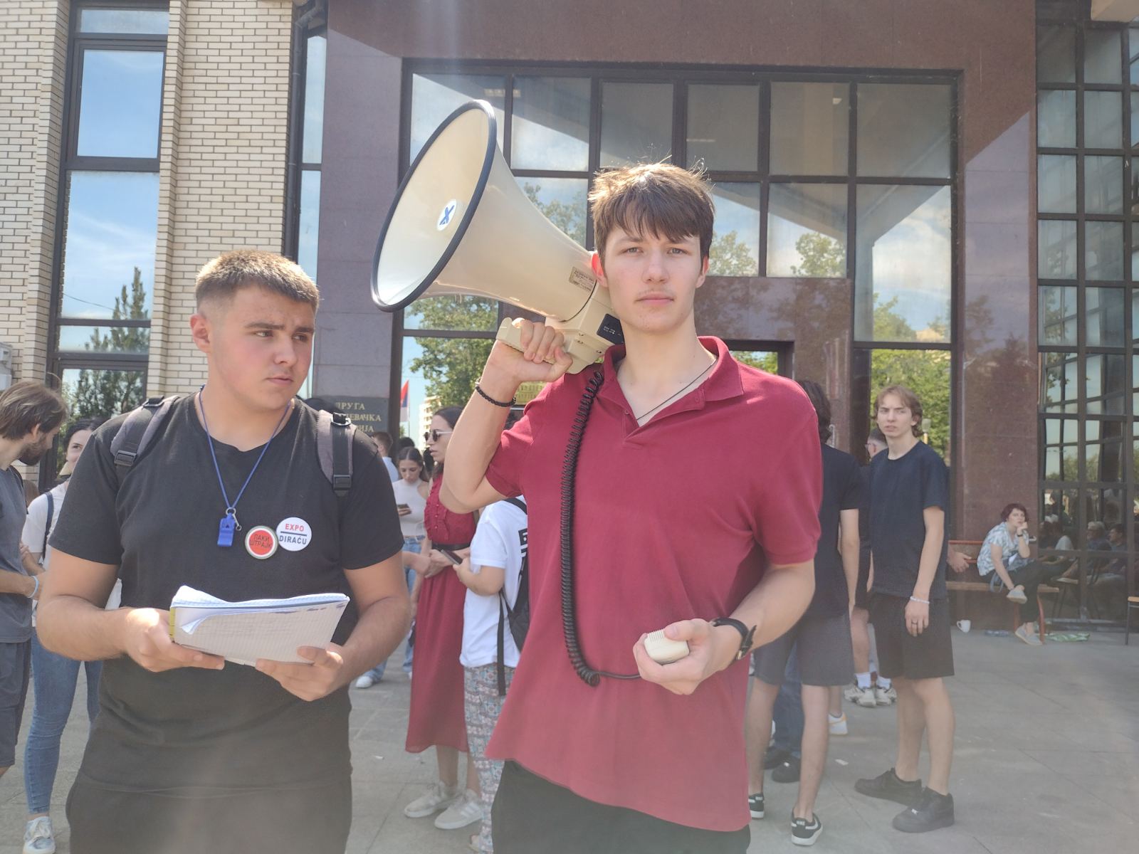 "Uvek ćemo biti tu da se borimo za svoja prava": Poručili maturanti na protestu podrške otpuštenim profesorima Druge kragujevačke gimnazije (FOTO; VIDEO) 2