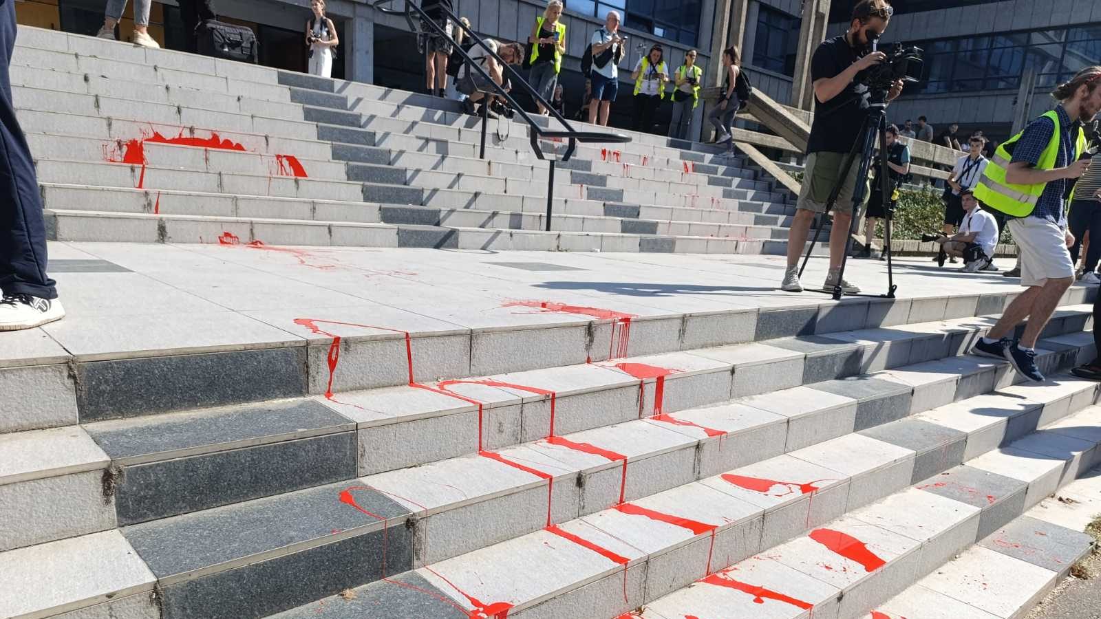 UŽIVO Protest "Indeks je jači od pendreka": Na kraju protesta prosuta crvena farba ispred Sektora unutrašnje kontrole MUP-a (FOTO; VIDEO) 6