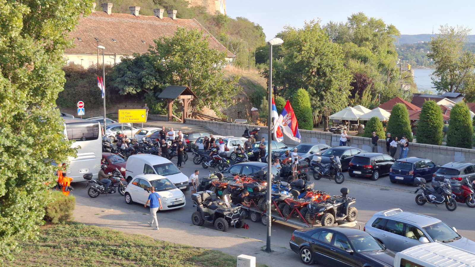 UŽIVO Paralelni skupovi za i protiv blokada širom Srbije: Policija na Voždovcu potiskivala građane zbog Vučića, incidenti kod FON-a, u Kraljevu i Novom Sadu (FOTO; VIDEO) 11