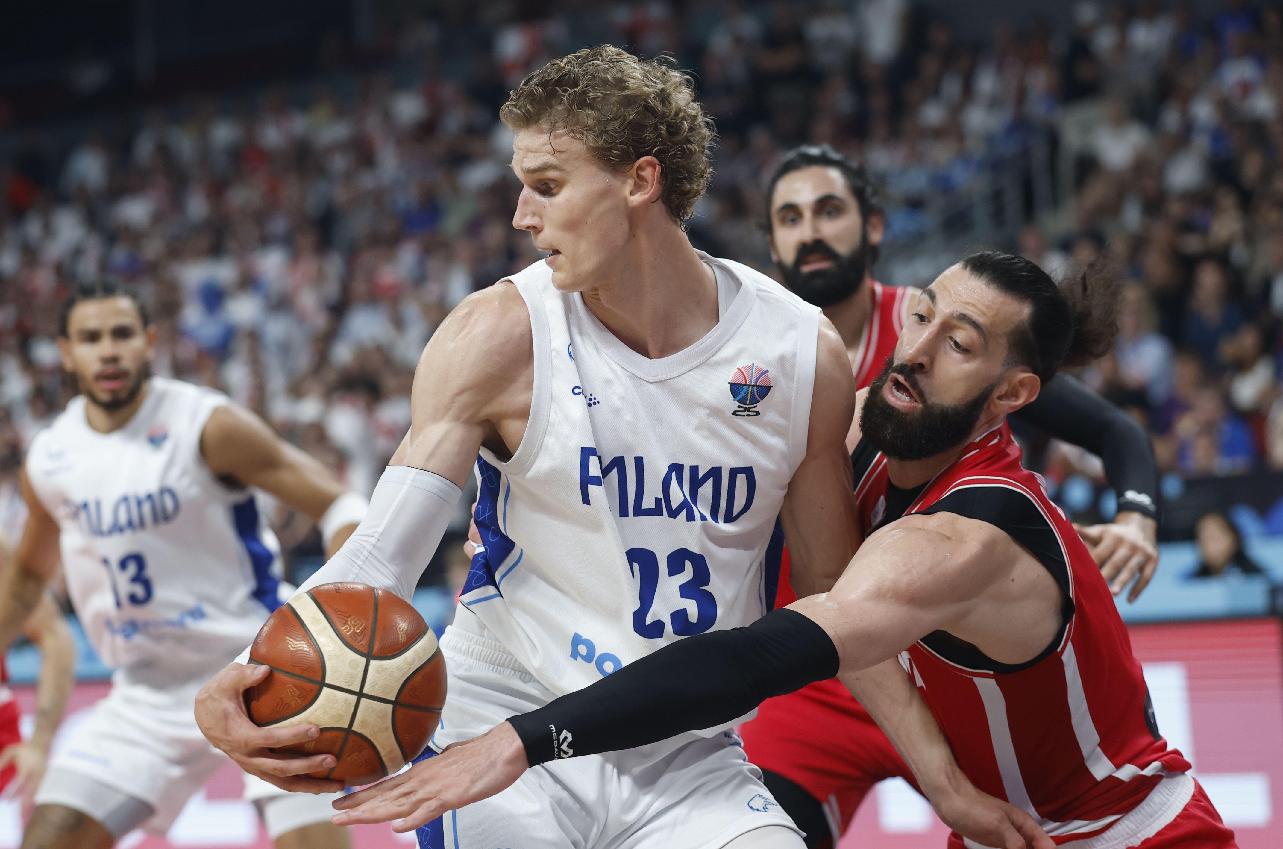Dončićevih 39 poena malo, Tristanova trojka sa pola terena presudna: Nemci idu u polufinale Evrobasketa 2 Finski as Lauri Markanen (levo) i gruzijski kapiten Tornike Šengelija (desno) u duelu
