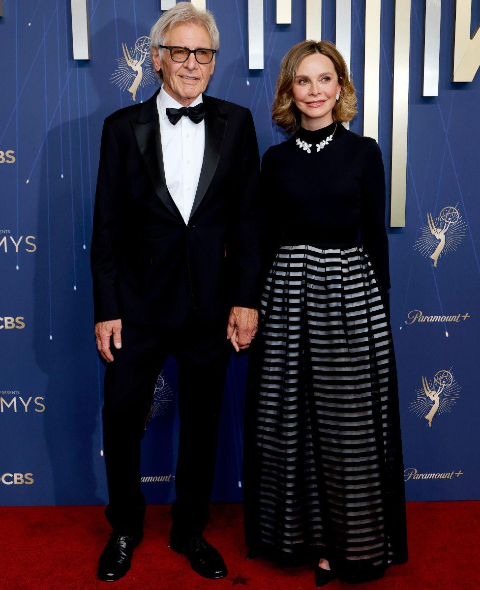 Sidni Svini, Džena Ortega, Selena Gomez i sjaj dodele Emi nagrada u fotografijama 24 Harrison Ford u crnom odelu I beloj košulji sa suprugom Kalistom Flokhart u crnoj košulji i dugačkoj crno sivoj suknji