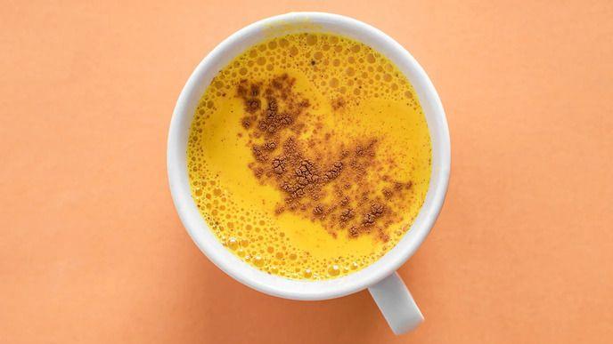 Šoljica sa napitkom od kurkume