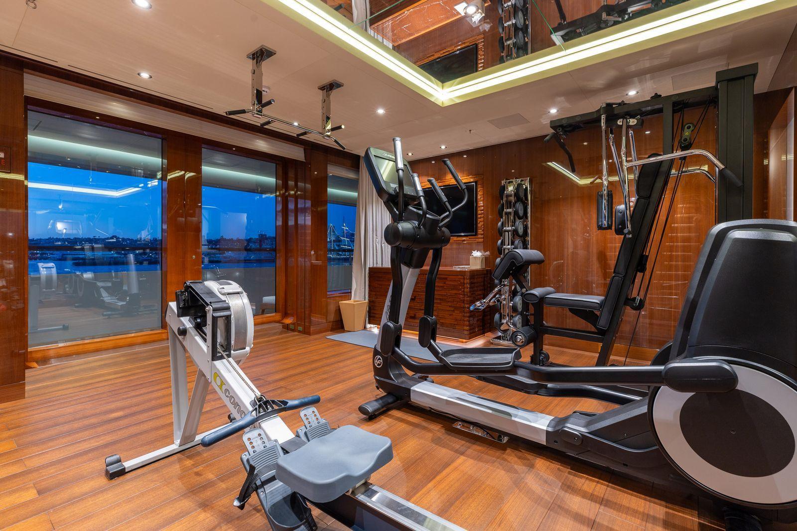 'Beskonačni' bazen, helidrom, osam soba: 'Superjahta ruskog milijardera' na aukciji 6 Slika prikazuje Amadeinu teretanu, koja ima fitnes sprave i plafon sa ogledalima