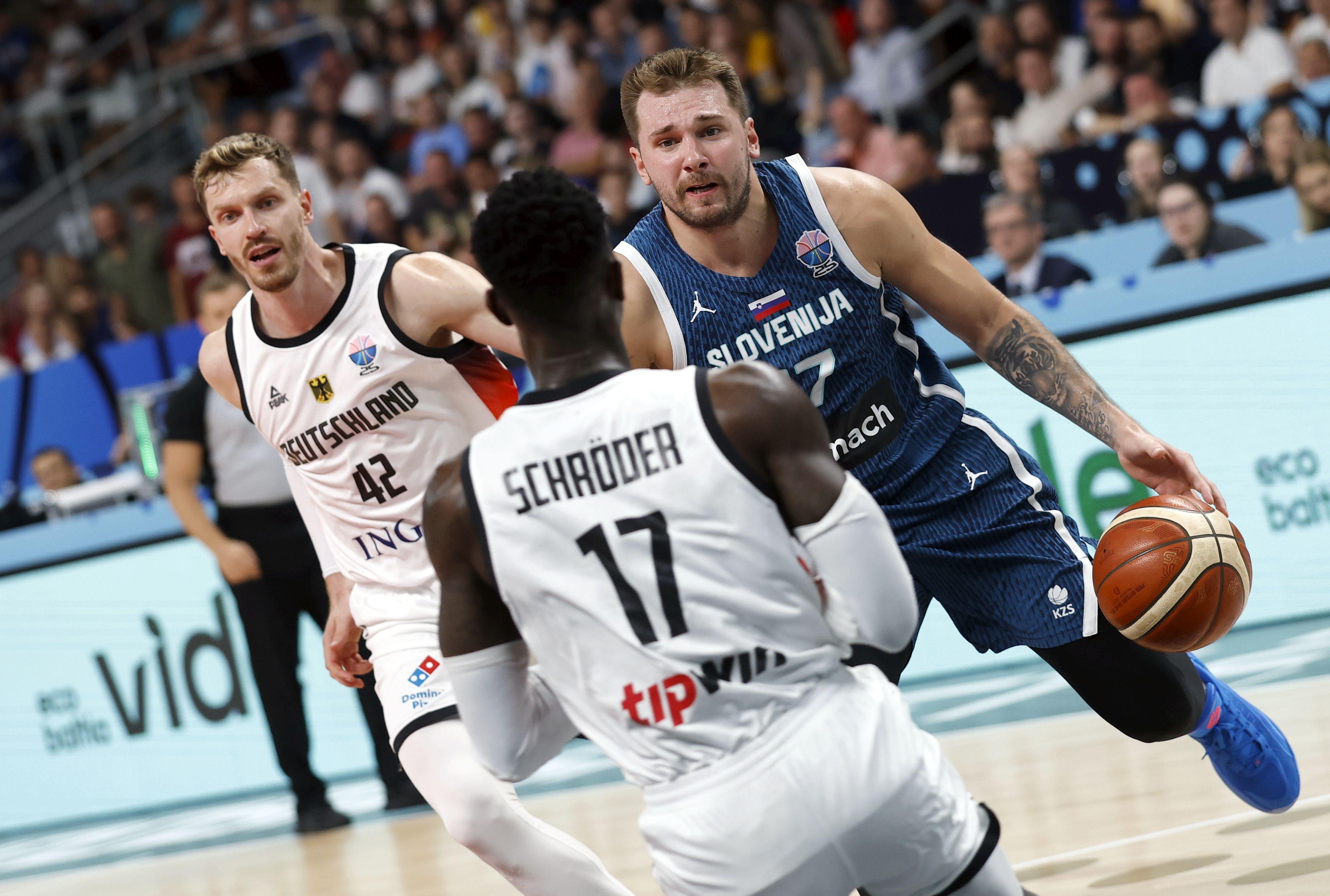 Dončićevih 39 poena malo, Tristanova trojka sa pola terena presudna: Nemci idu u polufinale Evrobasketa 1 Luka Dončić u napadu, dok ga juri Andreas Obst, a ispred njega postavlja nemački kapiten Denis Šreder