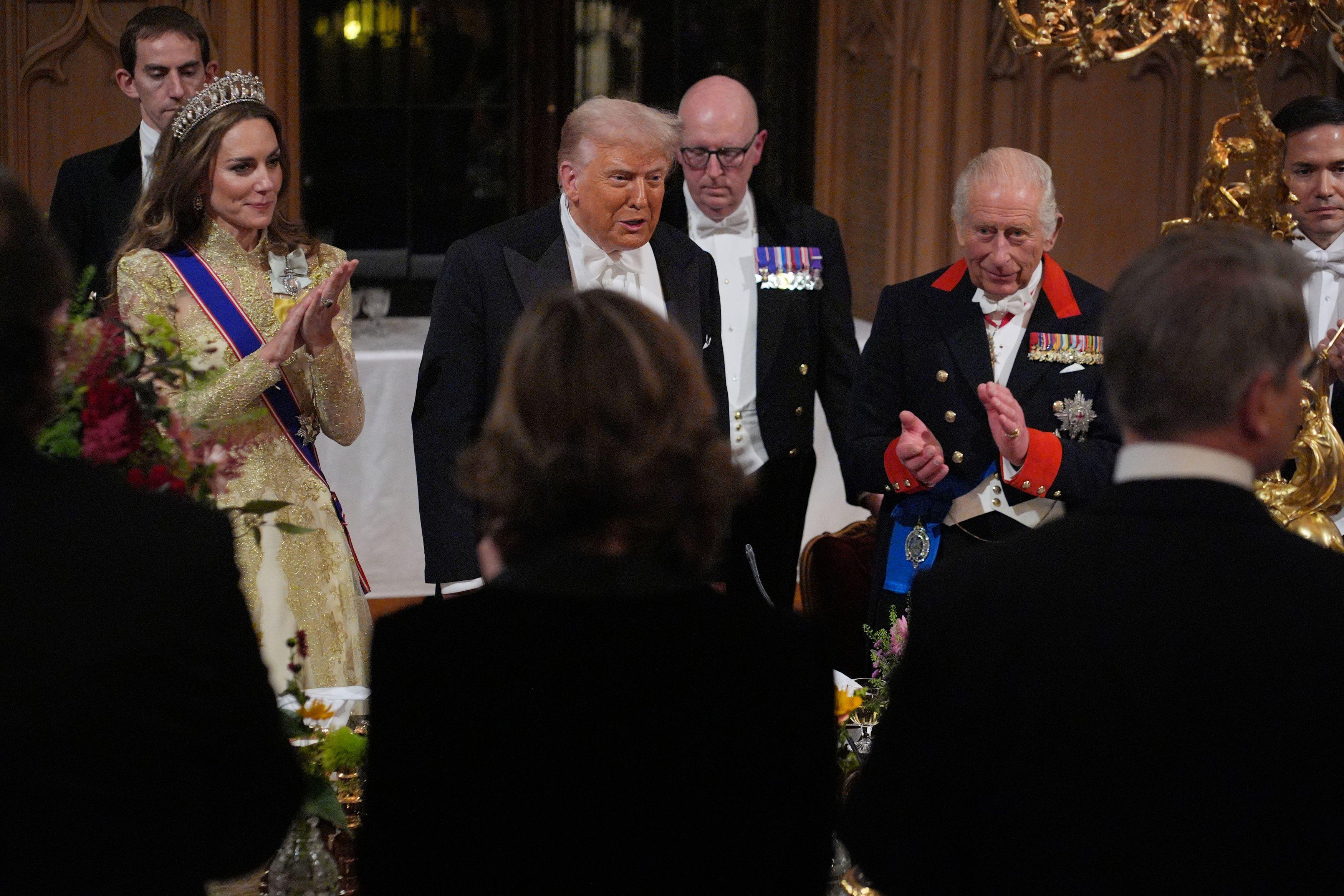 Konjak star 113 godina, meni na francuskom i 1.500 pribora za jelo: Kraljevski banket u čast Trampa 12 tramp na kraljevskom banketu, kejt midlton tapše trampu