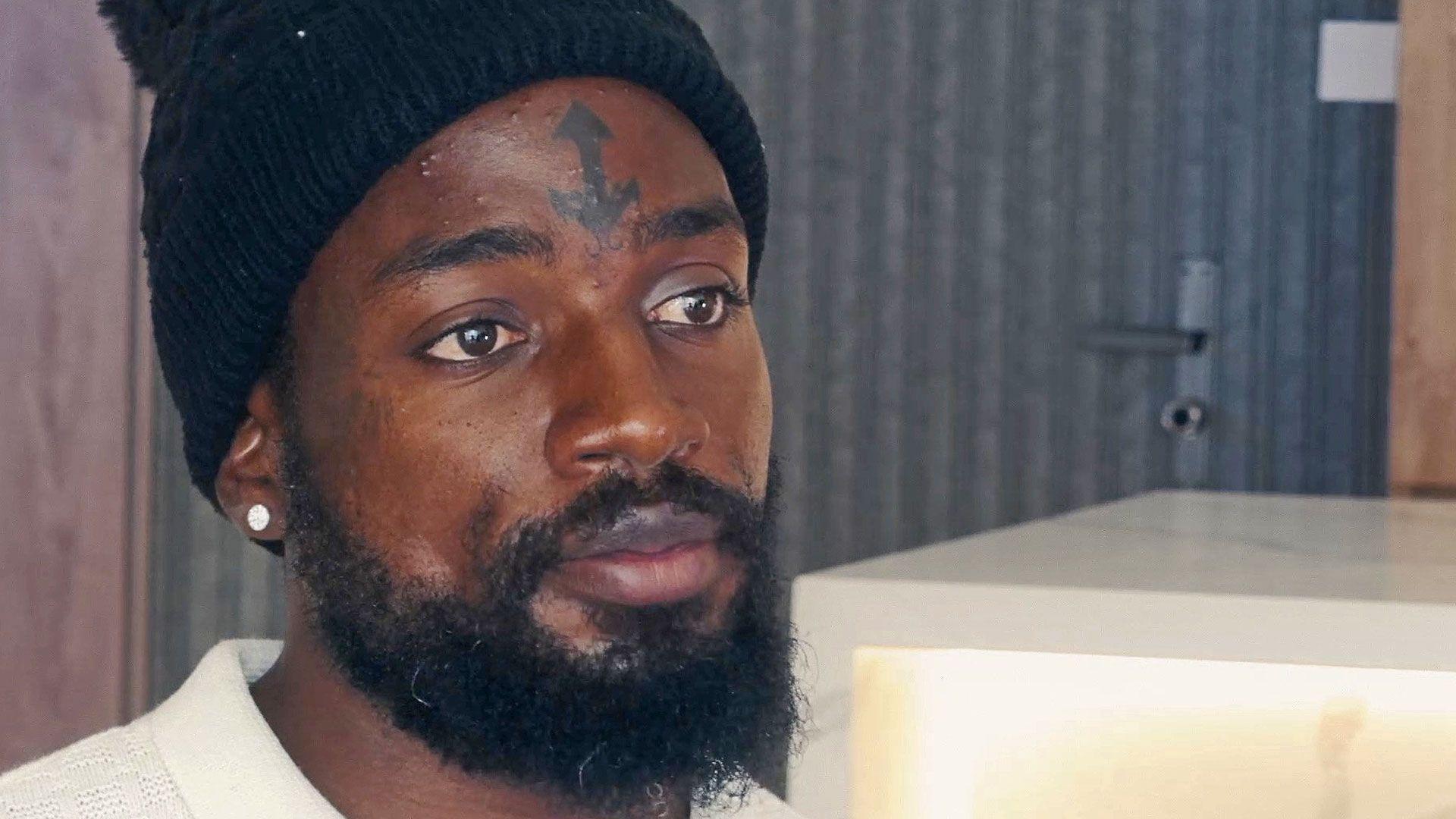 Jeziva seksualna eksploatacija u luksuznim četvrtima Dubaija: BBC istraga 3 Portret Troja koji nosi crnu kapu na glavi