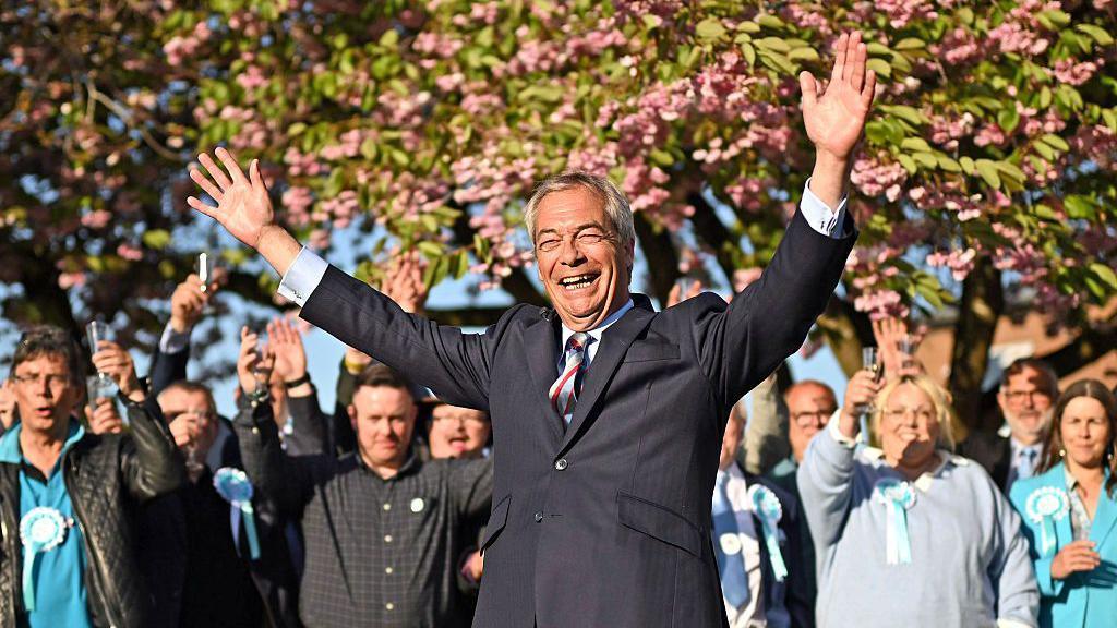 'Pošaljite ih kući': Šta se krije iza uspona nacionalizma u Velikoj Britaniji 4 Najdžel Faraž se smeje sa podignutim rukama dok su iza njega ljudi koji ga podržavaju sa takođe podignutim rukama