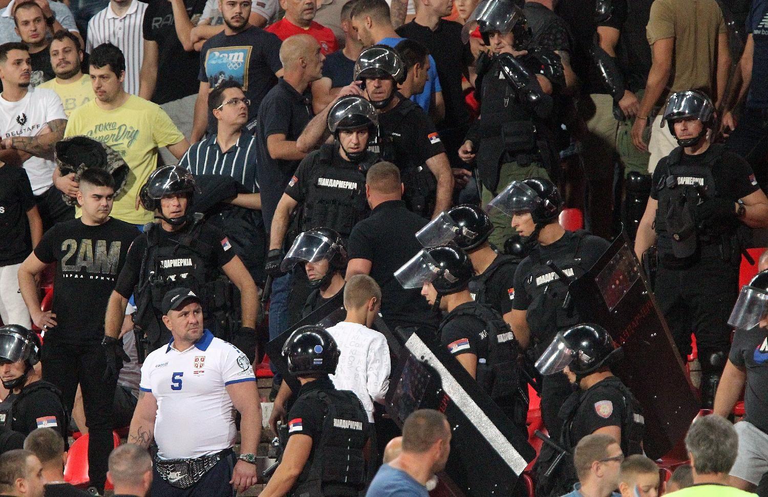 Srbija-Engleska: Brodolom i incidenti na tribinama - u fotografijama 3 srbija - engleska, incidenti na utakmici srbija - engleska