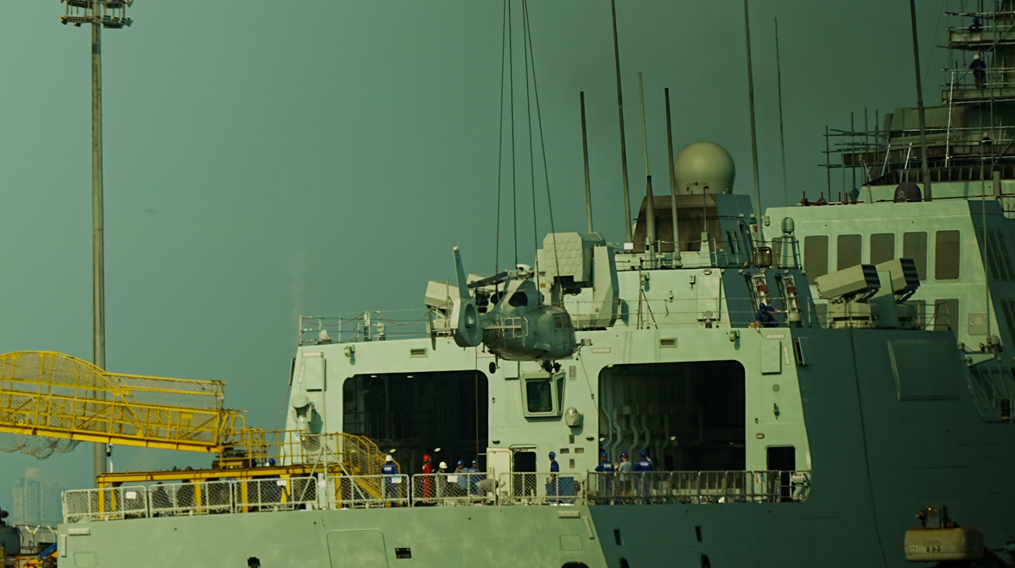 Ogromna kineska mornarica raste vrtoglavom brzinom - hoće li zavladati morima 6 Spuštanje helikoptera na palubu vojnog broda usidrenog u Dalijanu