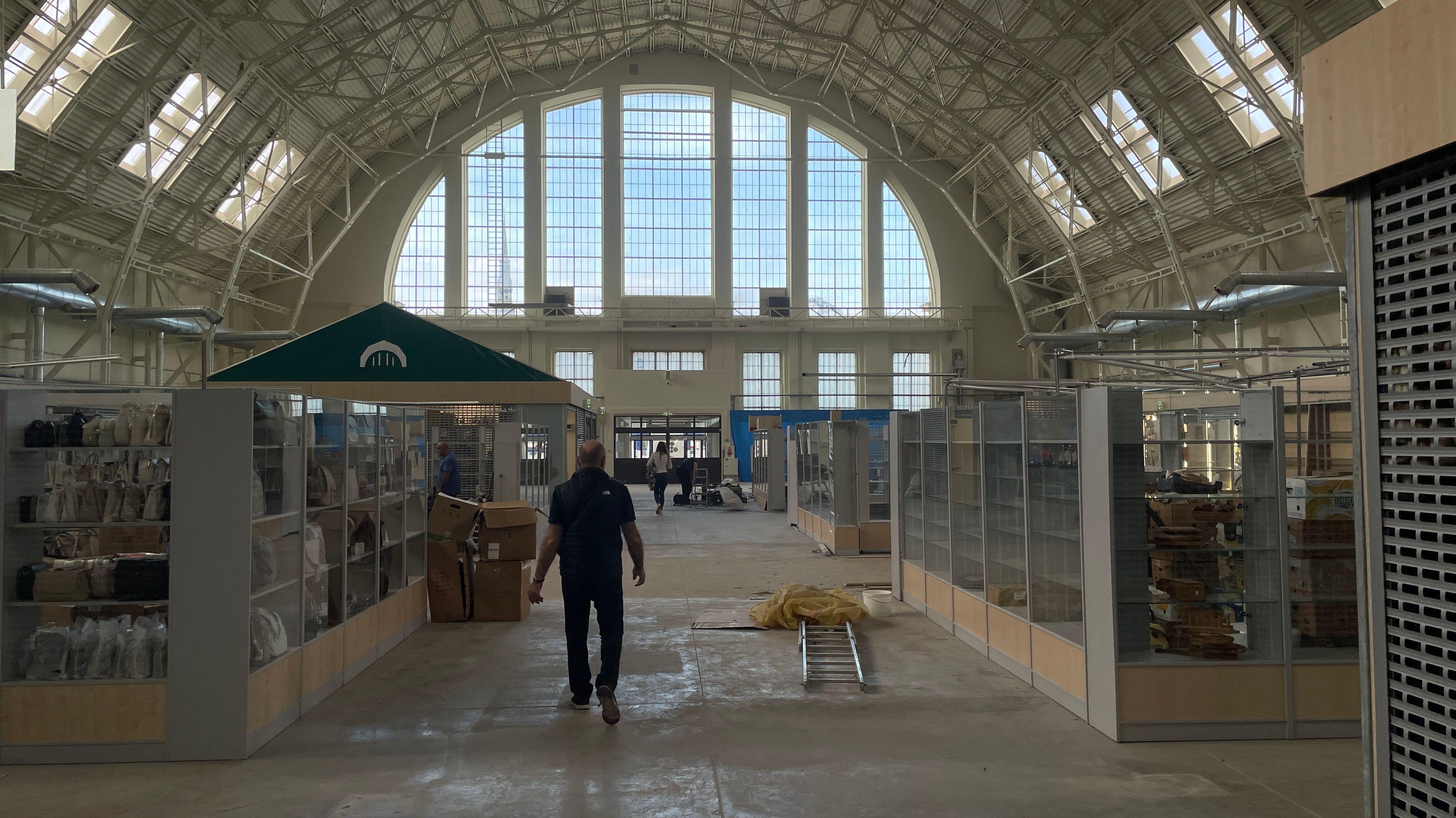 Razglednica Rige: Secesija, zaliv i pijaca 18 Trenutno se unutrašnjost pijace renovira, pa su mnogi prodavači robu izneli na tezge u dvorištu