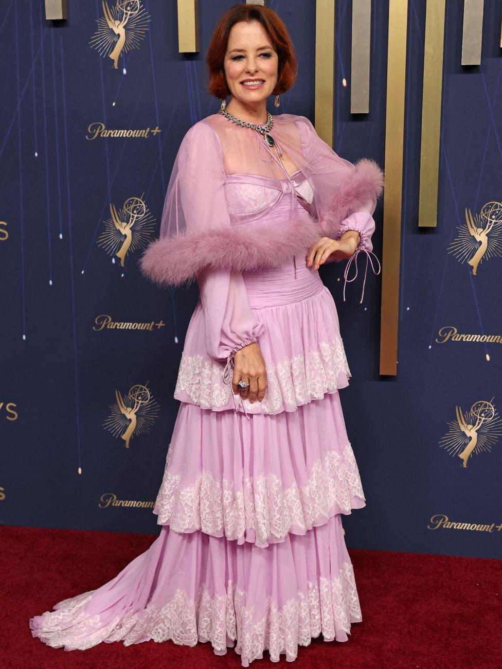 Glumica iz serije „Beli lotos“ Parker Pouzi u dugačkoj roze haljini