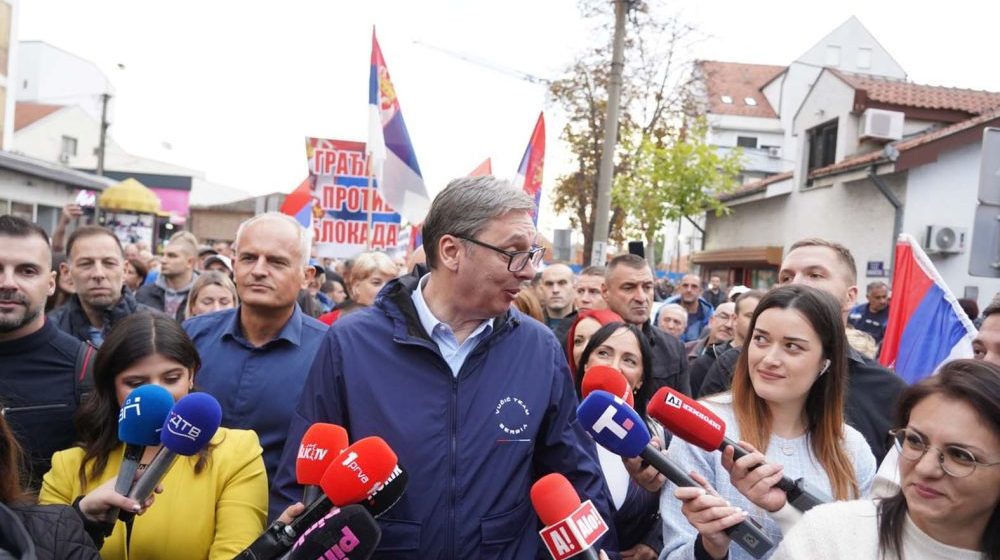"Vučićevi ljudi uzvikivali ime ratnog zločinca": Kako regionalni mediji pišu o skupovima u Srbiji? 1