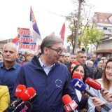 "Vučićevi ljudi uzvikivali ime ratnog zločinca": Kako regionalni mediji pišu o skupovima u Srbiji? 12