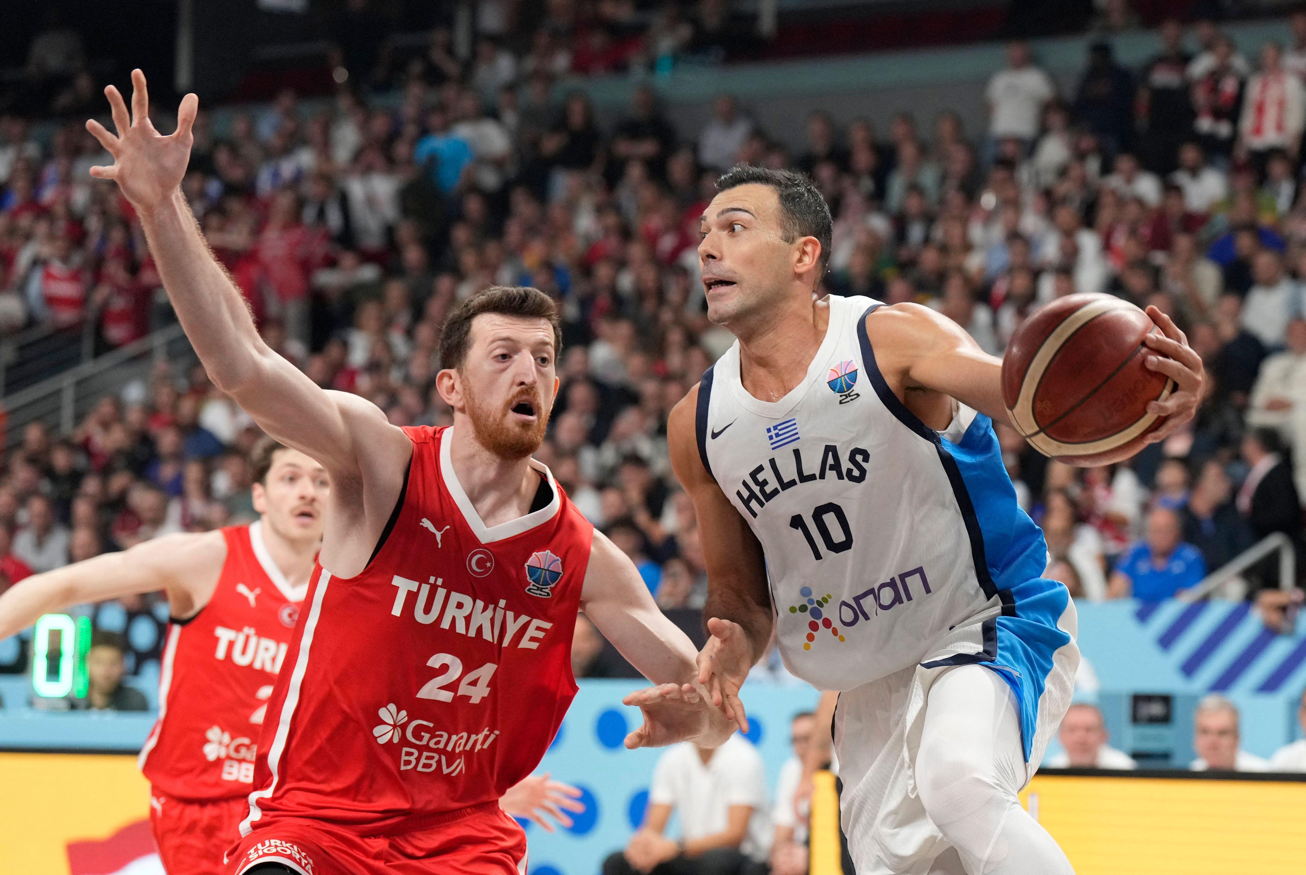 Finale neporaženih: Nemačka i Turska u finalu posle ubedljivih pobeda, za bronzu Grčka i Finska 1 Heroj utakmice, turski krilnic centar Erdžan Osmani (levo) i najbolji u timu Grčke Kostas Slukas (desno)