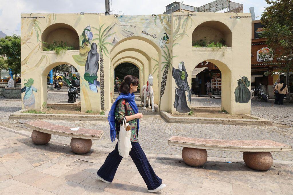 Pramen kose i talas besa: Šta se stvarno promenilo u Iranu posle protesta 'Žena, život, sloboda' 5 Žena šeta po gradu, noseći maramu oko vrata