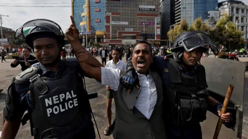 Nepal: Vojska uspostavila mir, prva žena premijer u istoriji zemlje 9 Policija privodi demonstranta