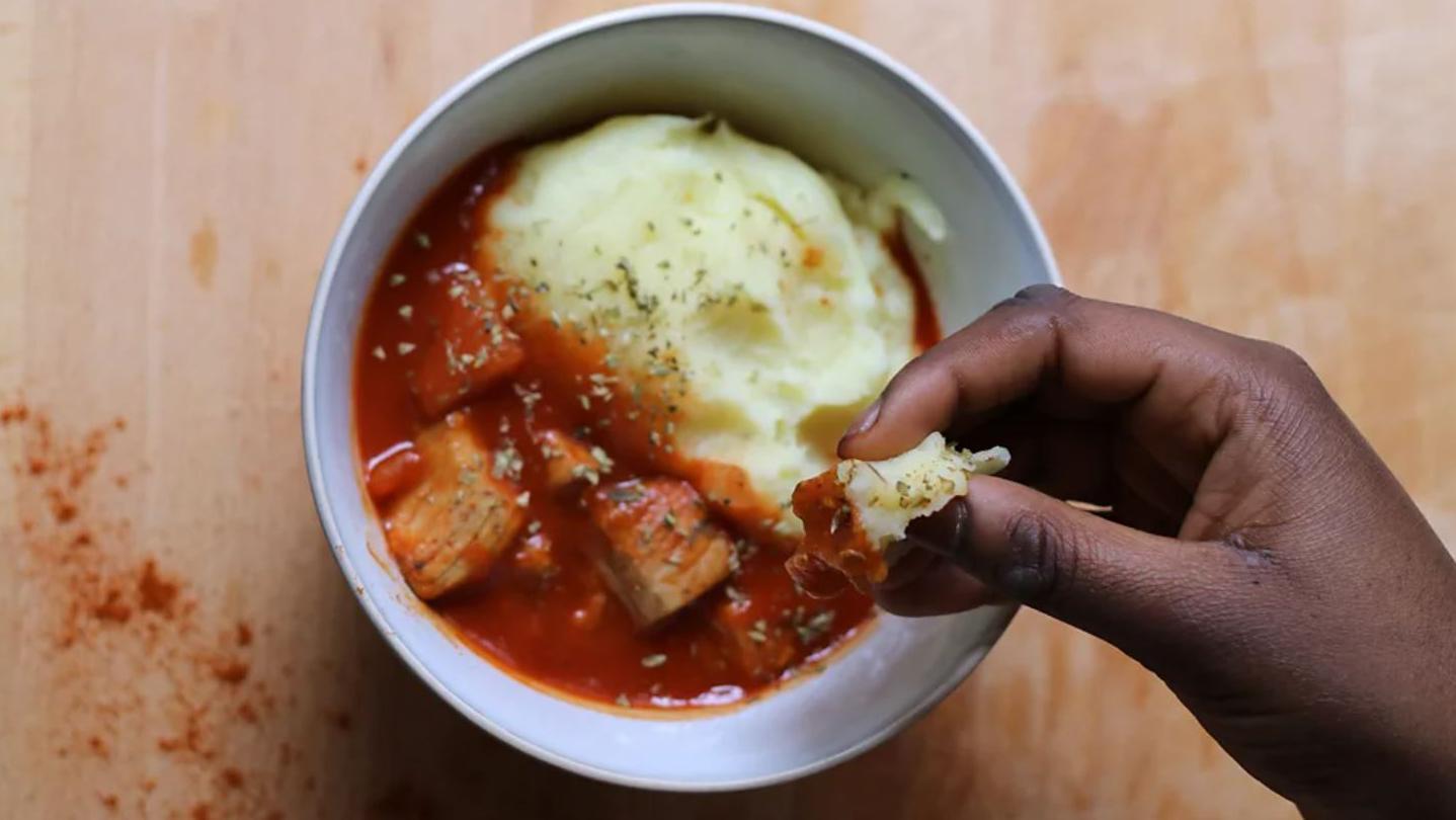 Fufu, jelo iz Gane od samlevenih bokvica i kasava