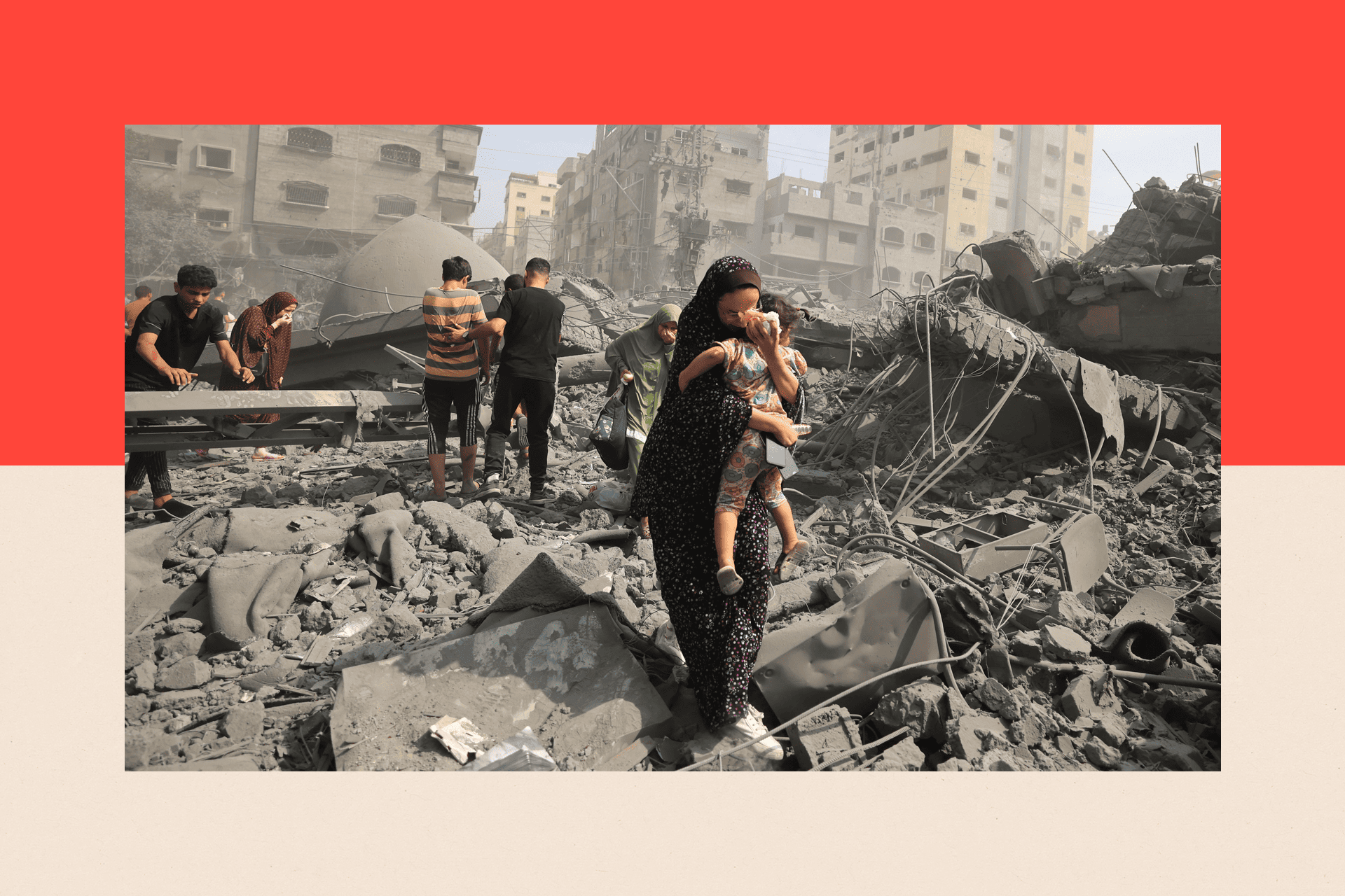 palestinci u gazi, pojas gaze, rat u pojasu gaze, palestinka drži dete u naručju dok hoda pod ruševinama zgrade