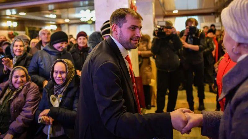 Rusi obučavali Moldavce u Srbiji da 'izazivaju nerede' u susret izborima, tvrdi moldavsko tužilaštvo 3 Ilan Šorom tokom kampanje se rukuje sa pristalicima