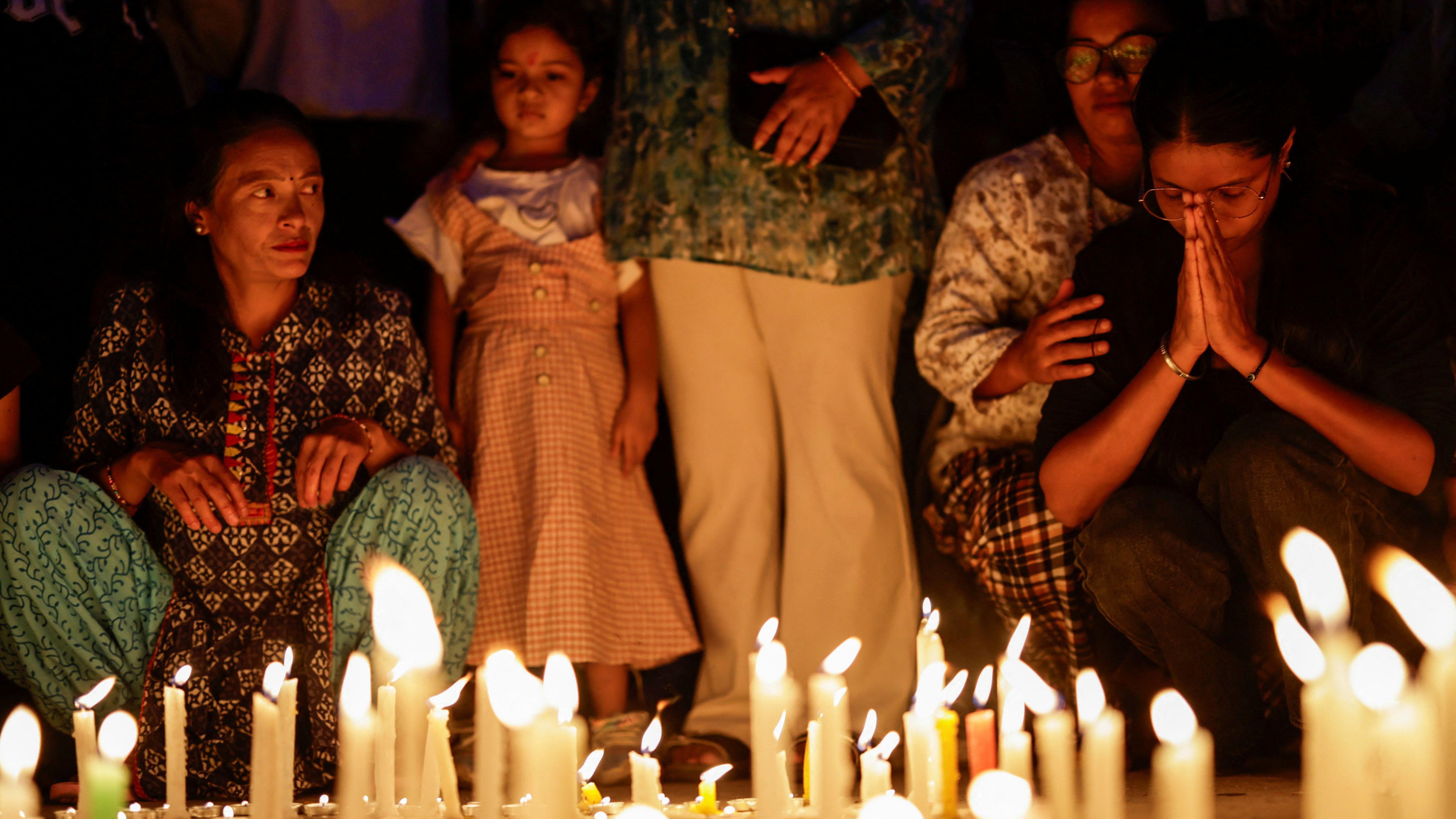 Ljudi pale sveće za poginule tokom protesta