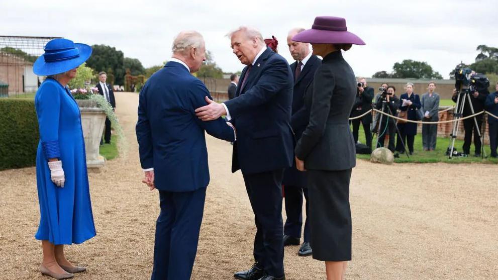 Melanija i Donald Tramp u Vindzoru: Kraljevski doček i vožnja kočijama - u fotografijama 3 Tramp se rukuje sa kraljem Čarslom Treći u društvu supruge Melanije i kraljice Kamile