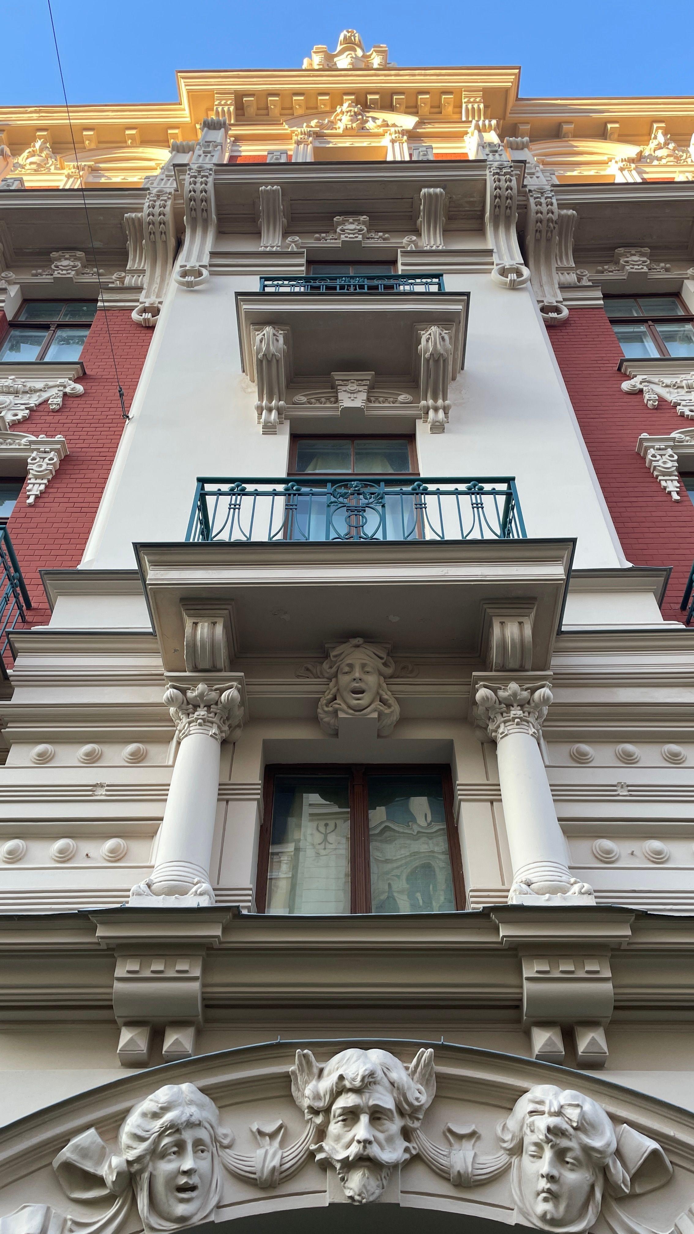 Razglednica Rige: Secesija, zaliv i pijaca 7 Zgrade su podizale arhitekte Ajzenštajn, Mandelstam i Pekšens