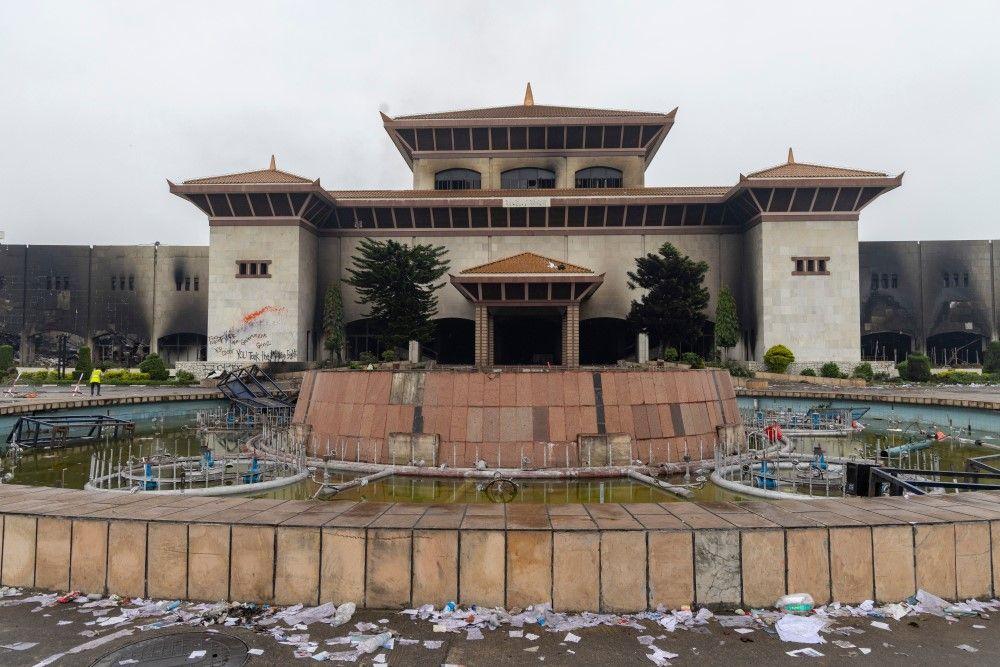 Nepal: Vojska uspostavila mir, prva žena premijer u istoriji zemlje 4 nepal, protesti u nepalu, zapaljena skupština nepala