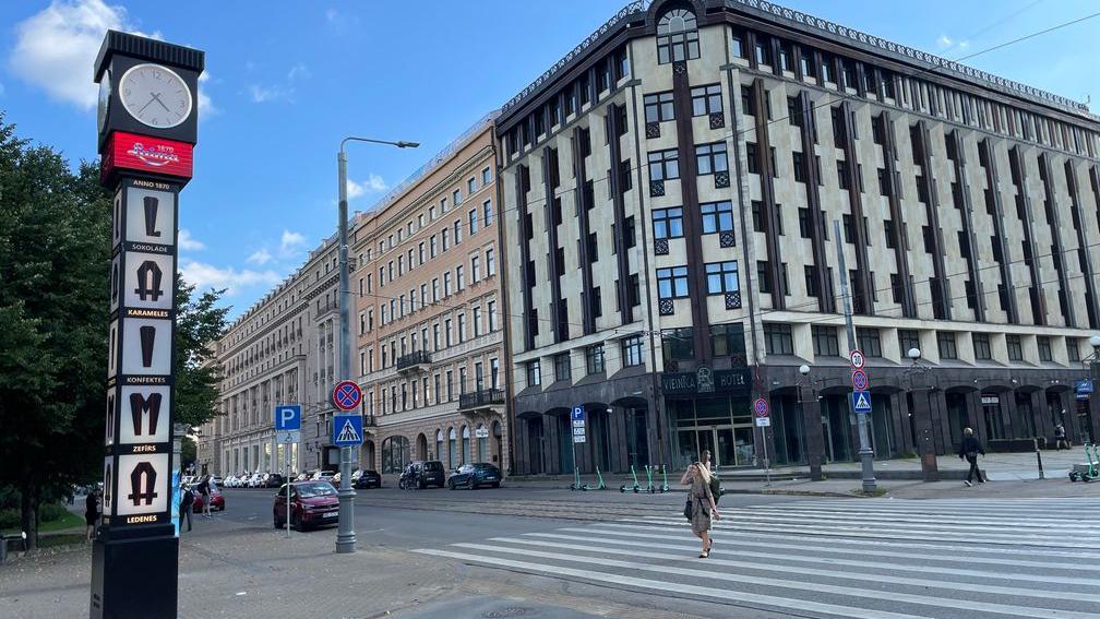 Sat na početku Ulice slobode u Rigi