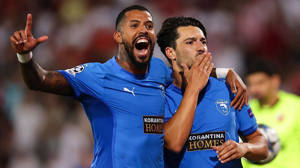 Igranje u Ligi šampiona 11 godina po osnivanju - uspon kiparskog kluba Pafosa 1 Pepe i Anderson proslavljaju gol Pafosa protiv Crvene zvezde u Beogradu