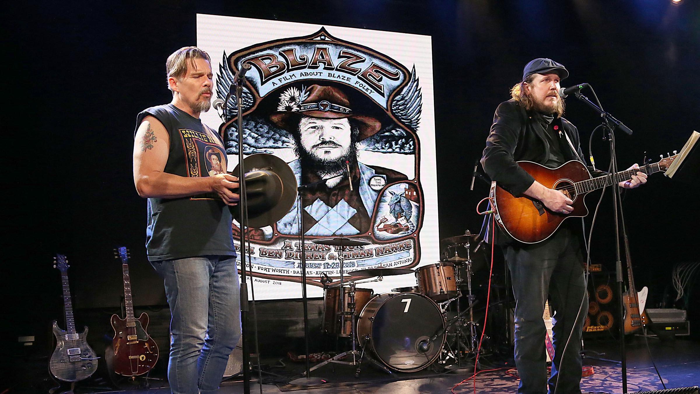 Obožavaoci su ludi za njenim novim albumom, samo što ga ona nije snimila 5 Itan Hok (levo) i Ben Diki nastupili su nakon prikazivanja biografskog filma o Blejzu Foliju u Ostinu, u Teksasu, 2018. godine