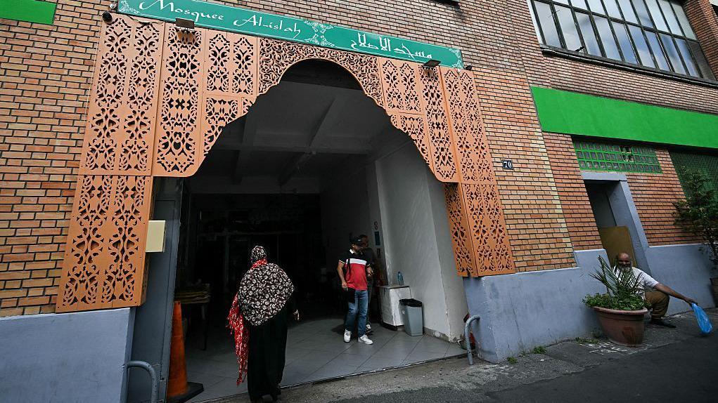 Svinjske glave ispred džamija u Parizu: Automobil srpskih tablica i sumnja na rusku službu 1 Džamija u Parizu