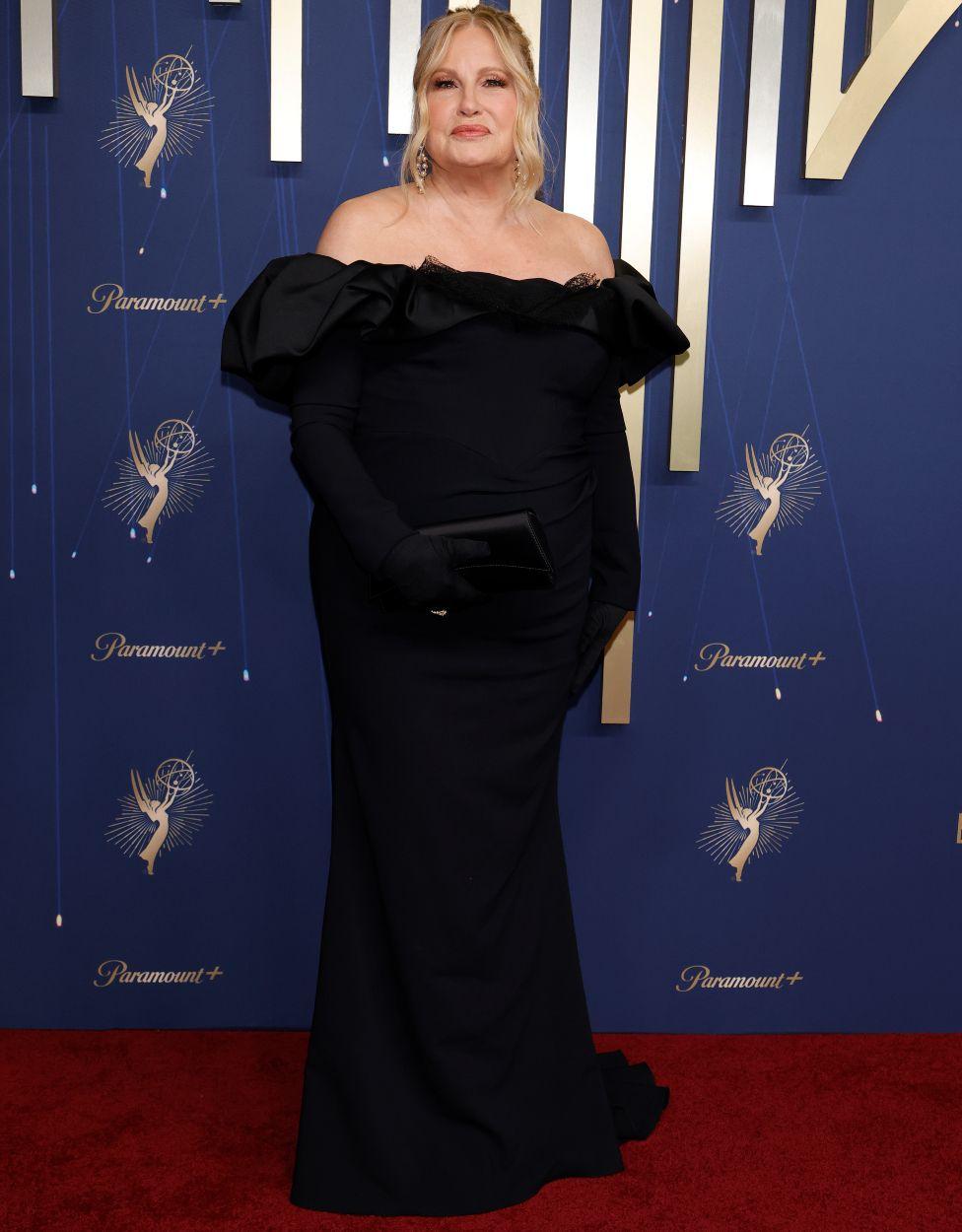 Sidni Svini, Džena Ortega, Selena Gomez i sjaj dodele Emi nagrada u fotografijama 27 Dženifer Kulidž, glumica u crnoj haljini