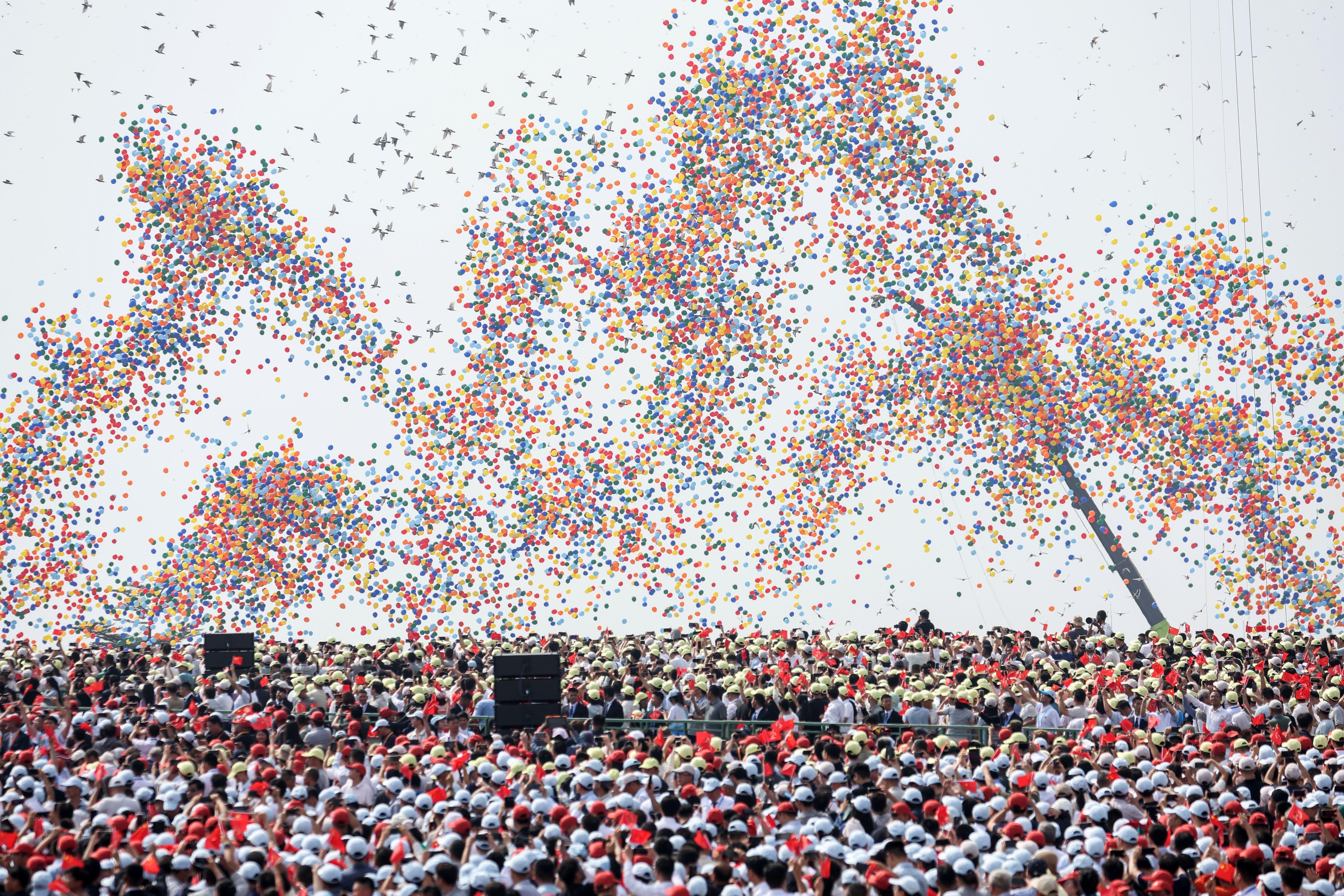'Jasna poruka Trampu': BBC novinari o vojnoj paradi u Kini 7 Okupljen narod i baloni u vazduhu