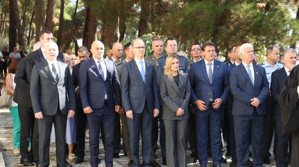 "Da imaju razuma, bežali bi glavom bez obzira iz zemlje": Macutova ideja o rekonstrukciji Vlade kao "šminkanje političkog mrtvaca" 9