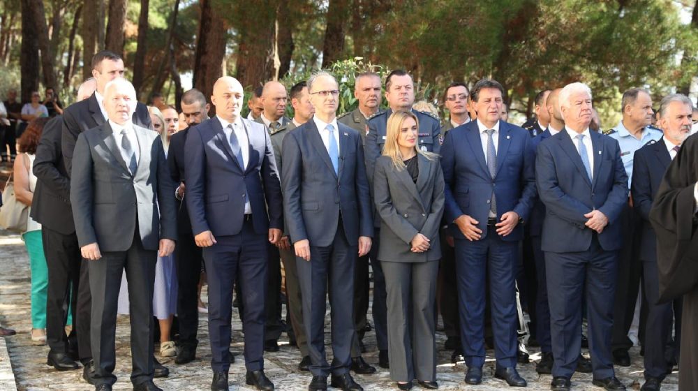 "Da imaju razuma, bežali bi glavom bez obzira iz zemlje": Macutova ideja o rekonstrukciji Vlade kao "šminkanje političkog mrtvaca" 1