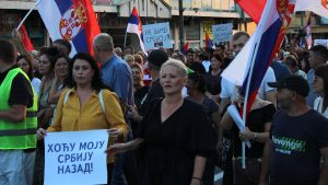 U proteklih nekoliko nedelja, pored protesta koji traju dugi niz meseci, dobili smo i kontraskupove "građana protiv blokade" koji se svakog vikenda okupljaju u gradovima širom Srbije kako bi izrazili neslaganje sa građanima koji protestuju. Dok je na papiru organizator ovih skupova Centar za društvenu stabilnost (CZDT), na terenu u prvim redovima stoje funkcioneri Srpske napredne stranke (SNS). Kako ističu naši sagovornici, ovakvom podelom uloga, vladajuća stranka pokušava da zaobiđe zakon i uspešno iskoristi sve resurse koje ima na raspolaganju.