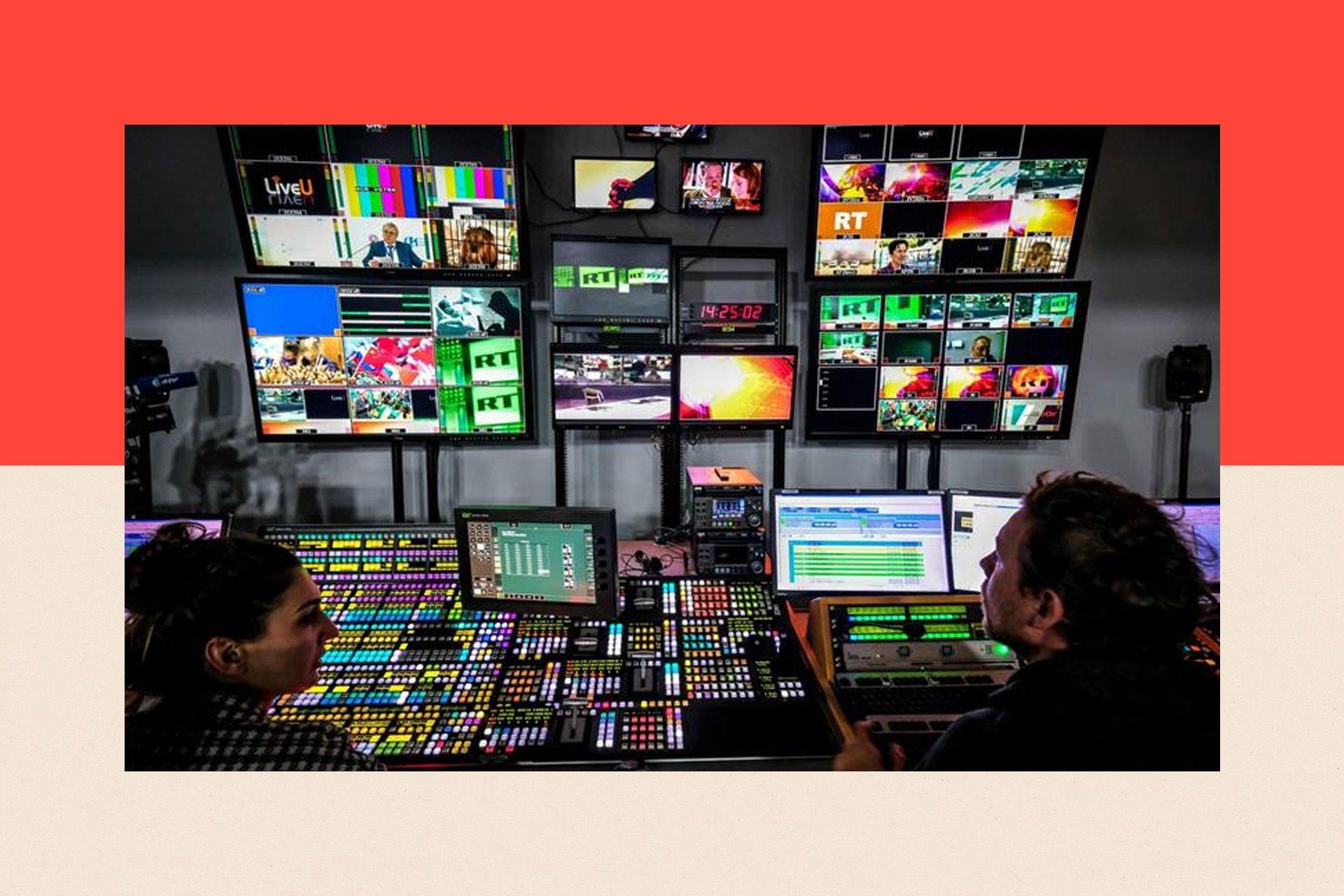 Kako Rusija tiho pokušava da pridobije svet izvan Zapada 2 A picture taken on June 8, 2018 shows an unidentified directors of the Russia Today (RT) TV company at in their apparatus room in Moscow