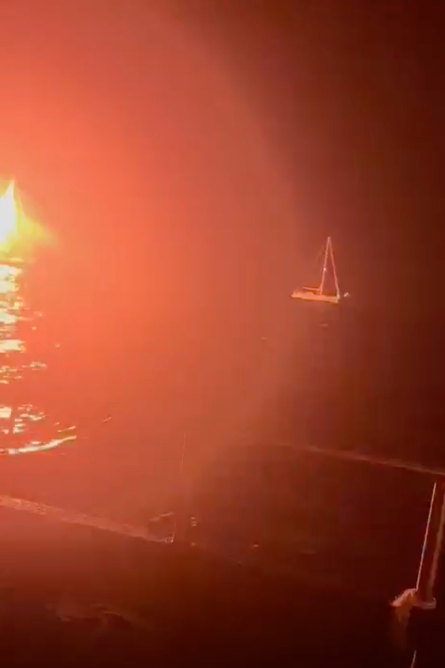 Šta je Sumud flotila i kolike su šanse da dopremi pomoć Gazi 2 Jarki plamen na margini slike osvetljava more noću, otkrivajući palubu broda sa kojeg je slika snimljena i drugu jahtu u tom trenutku.