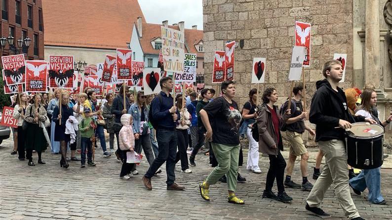 Desetine stanovnika Rige protestuje u centru grada