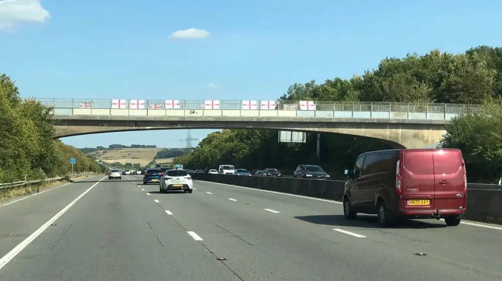 Zastave na mostu preko auto-puta na zapadu Engleske