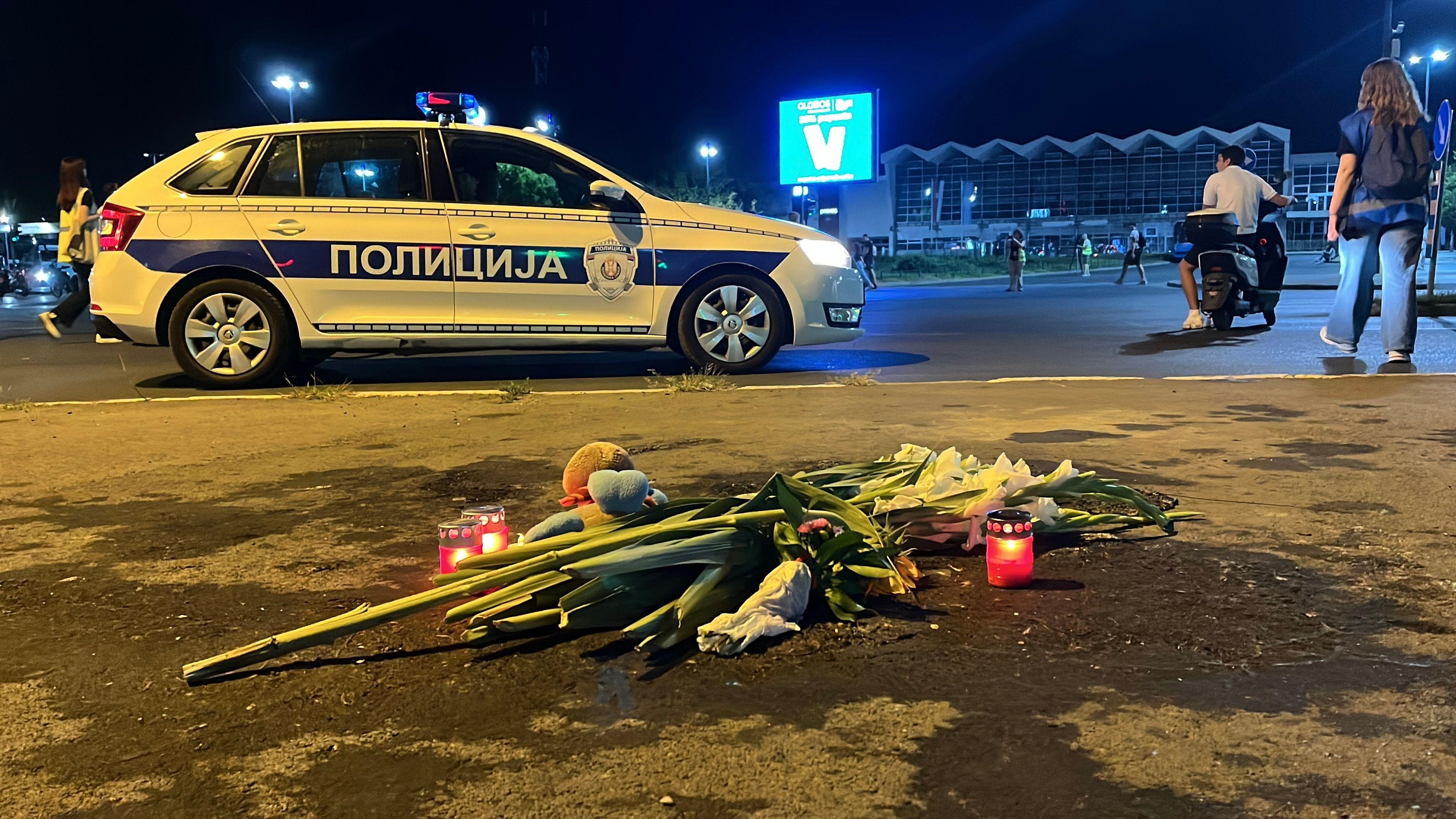 Policija i položeno cveće ispred Železničke stanice u Novom Sadu