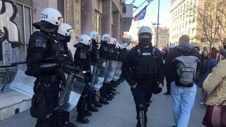 Ko u Srbiji može da bude privatno obezbeđenje 2 Policija obezbeđuje zgradu beogradske skupštine