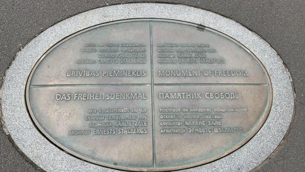 Tabla spomenika Slobode u centru Rige