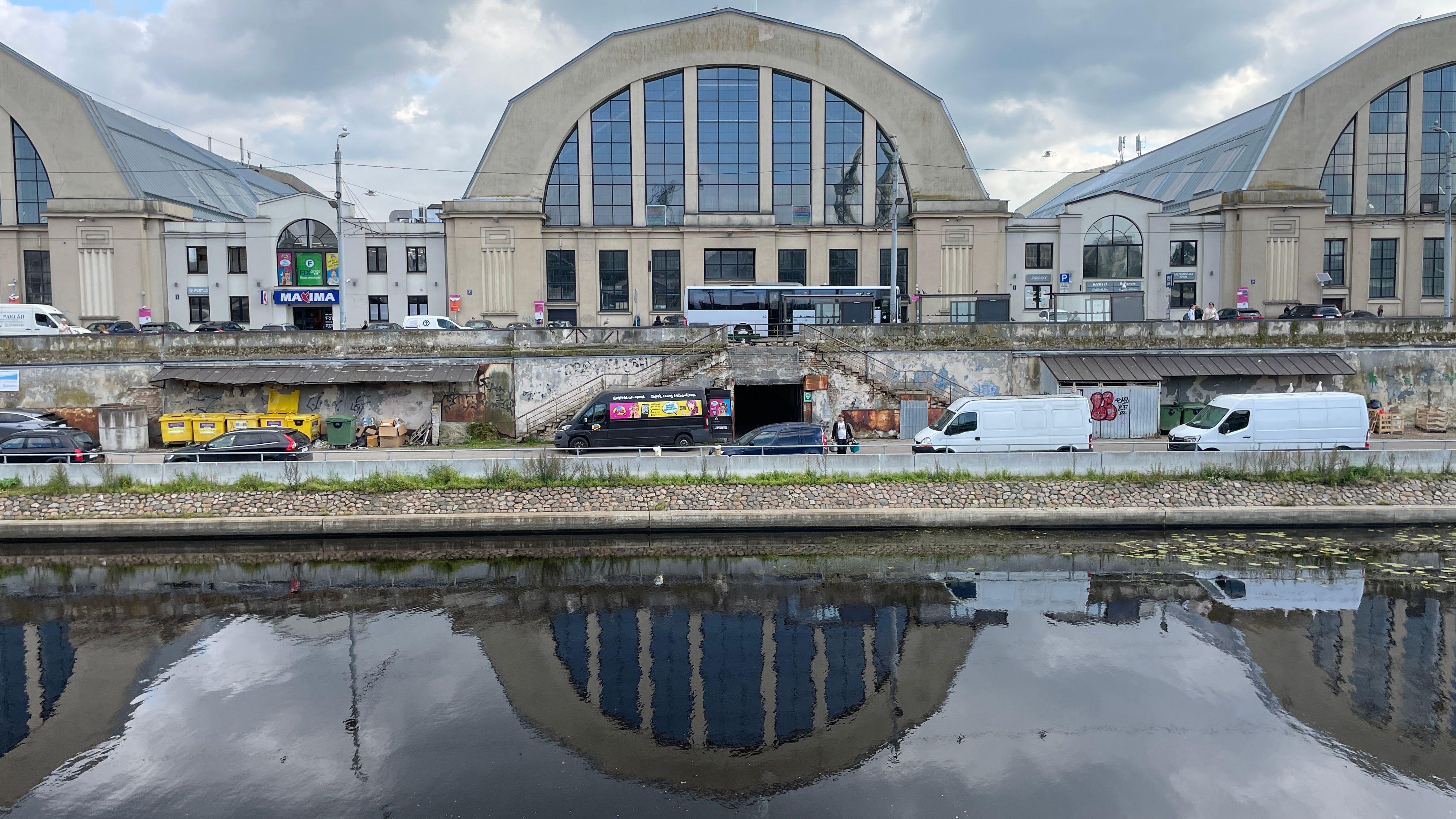 Razglednica Rige: Secesija, zaliv i pijaca 19 Centralna pijaca je deo istorijskog jezgra Rige koje je pod zaštitom Uneska od 1997. godine