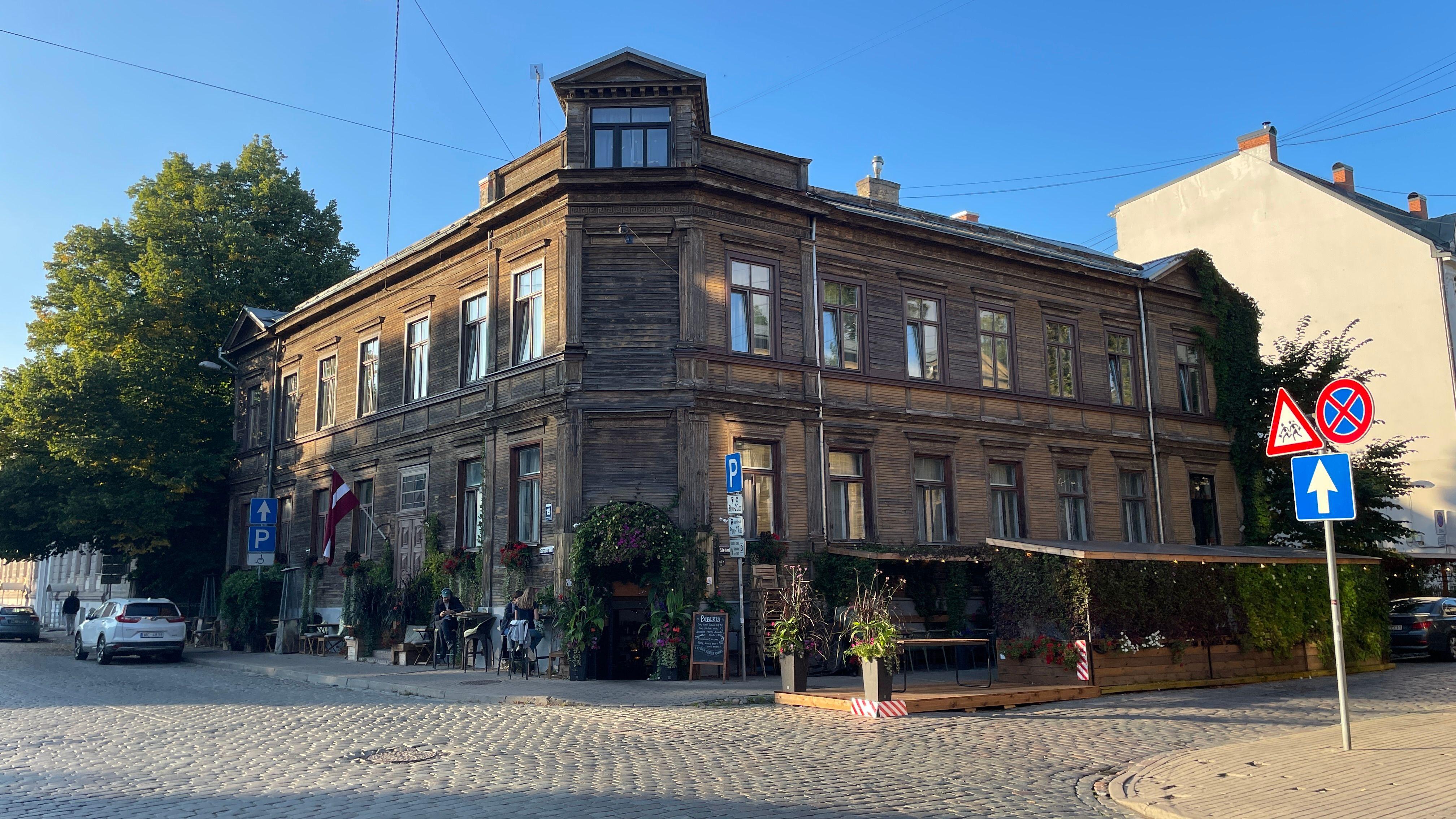 Dnevnik iz Rige: 'Da kucnem u drvo' i provozam se plavo-belim raspevanim tramvajem 4 Jedna od mnogobrojnih drvenih zgrada u Rigi, u čijem prizemlju je kafić