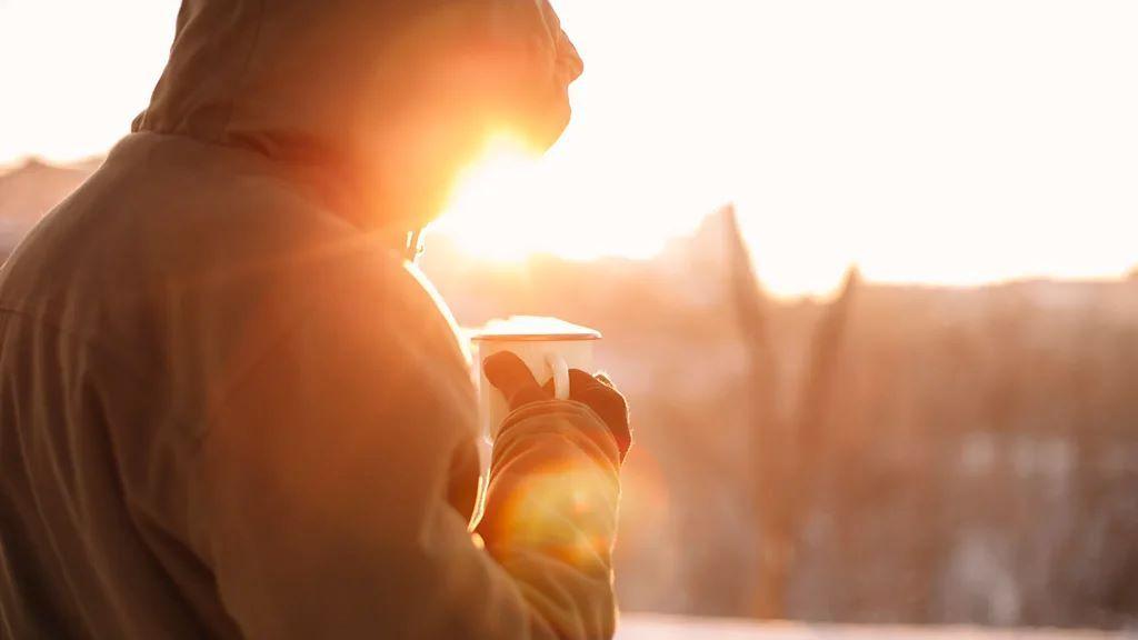 Manje kafe, živopisniji snovi 3 muškarac sa kapuljačom drži šoljicu kafe okrenut od kamere