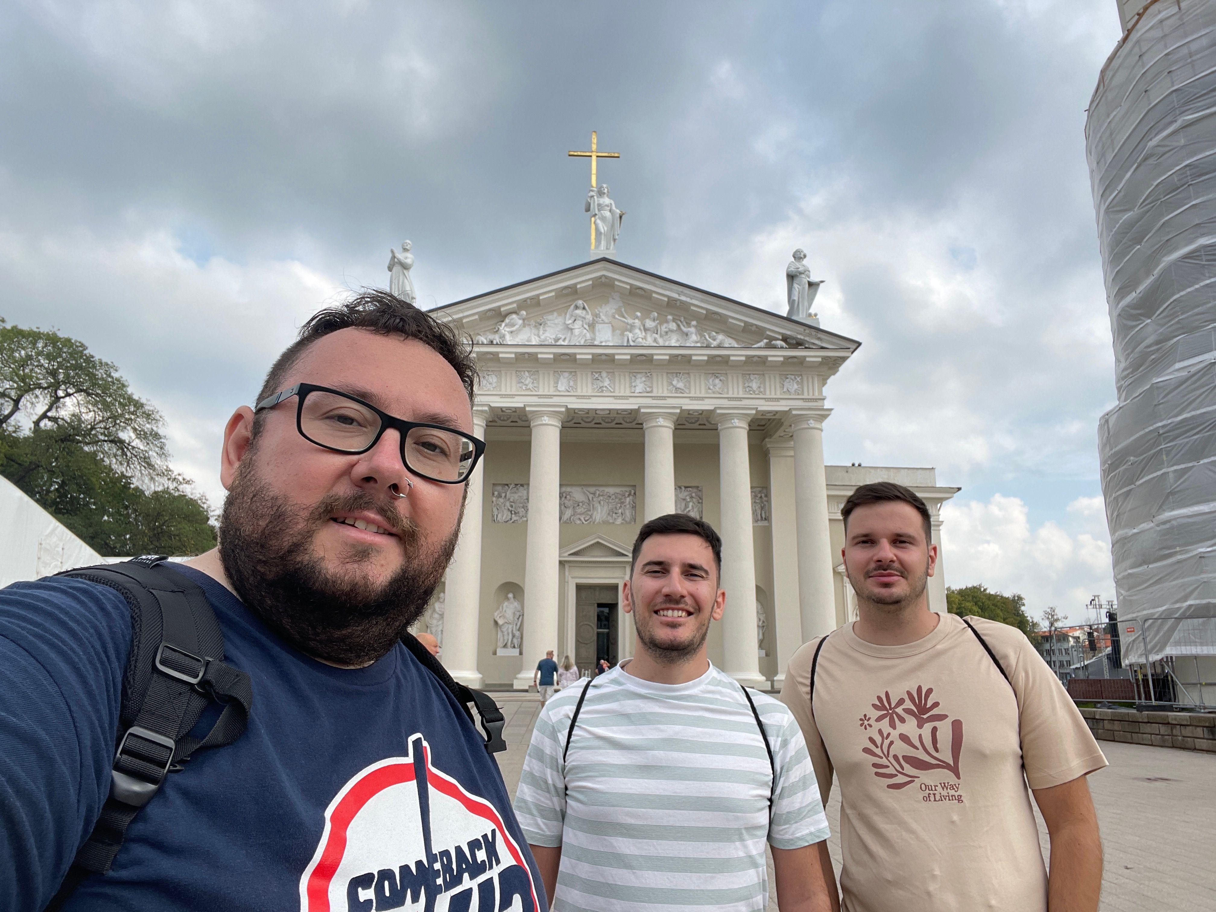 trojica muškaraca u majicama šetaju Viljnusom