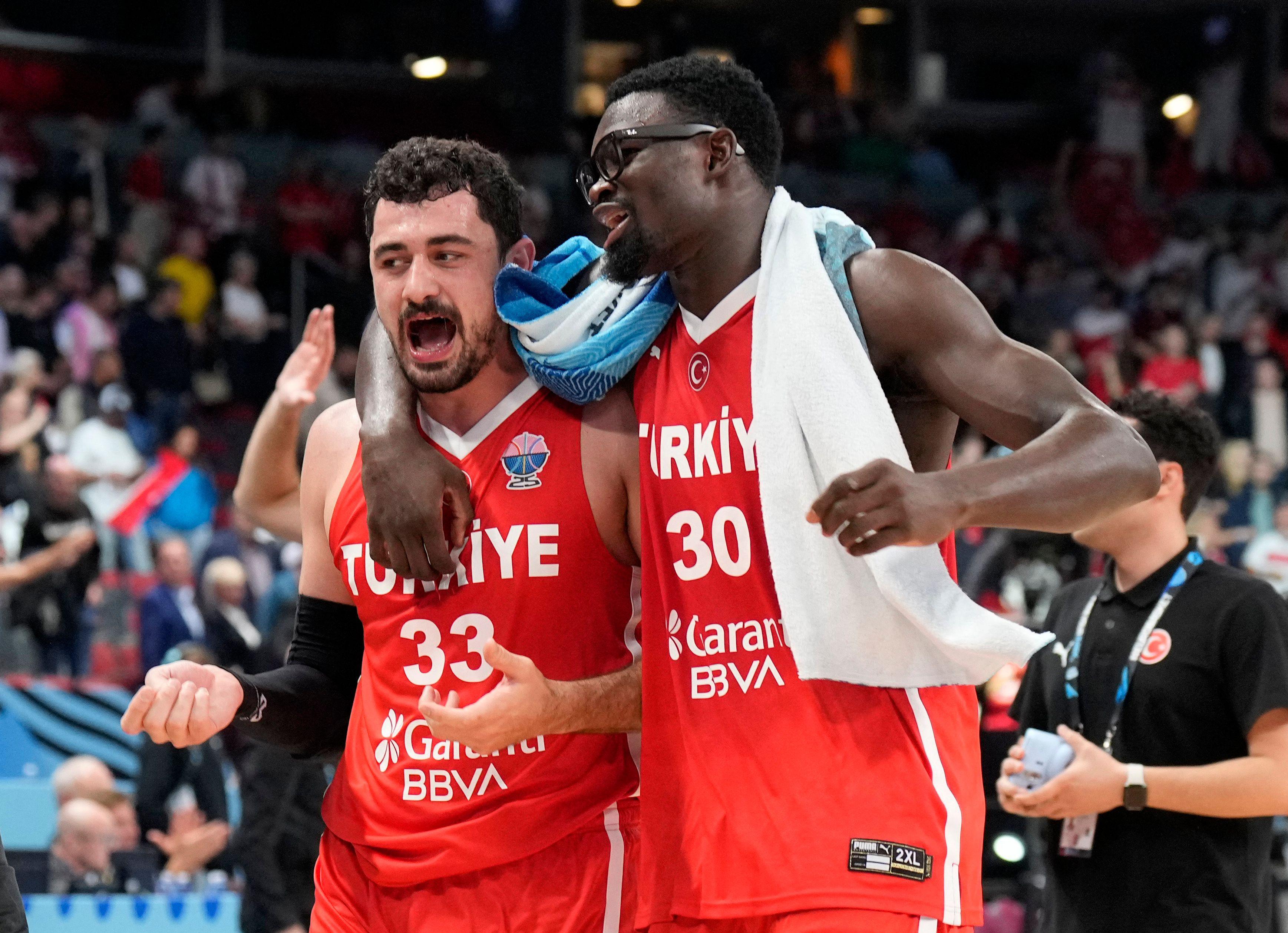 Finale neporaženih: Nemačka i Turska u finalu posle ubedljivih pobeda, za bronzu Grčka i Finska 4 Erkan Jilmaz (levo) i Adem Bona (desno) slave plasman u finale Evrobasketa 2025.